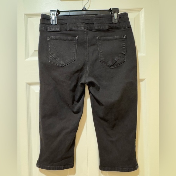 D Jeans Black 3 button mid rise below knee length Jeans. Size 10. GUC - Picture 2 of 7